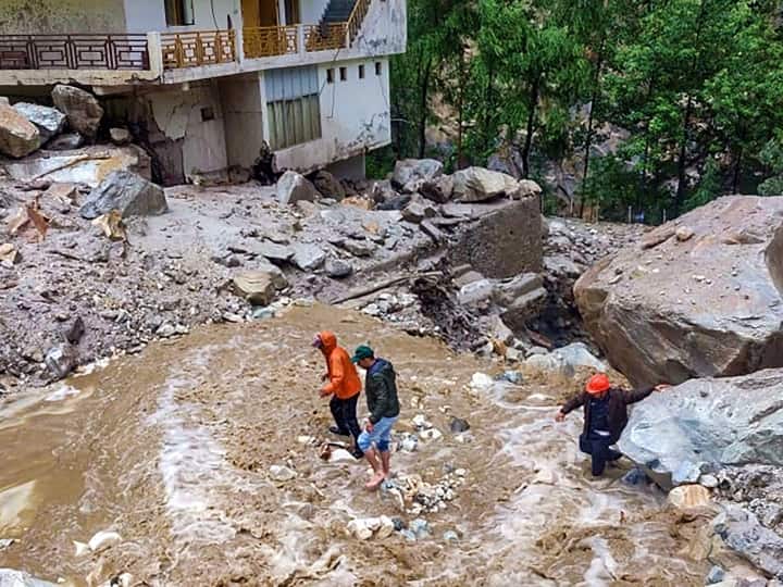 Himachal Pradesh Rain many people died due to floods and landslides Chakki bridge washed away due to heavy rains Himachal Rain News: हिमाचल प्रदेश में बाढ़ और भूस्खलन के कारण 22 लोगों की मौत, भीषण बारिश के कारण बह गया चक्की पुल