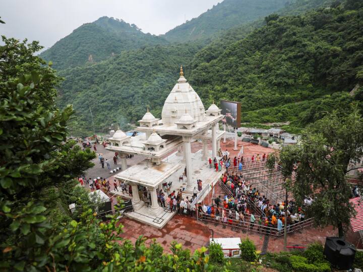 Vaishno Devi Pilgrims will be track Administration introduces Radio Track Device Vaishno Devi: वैष्णो देवी मंदिर जाने वाले तीर्थयात्रियों को किया जाएगा ट्रैक, दी जाएगी आरएफआईडी कार्ड की सुविधा