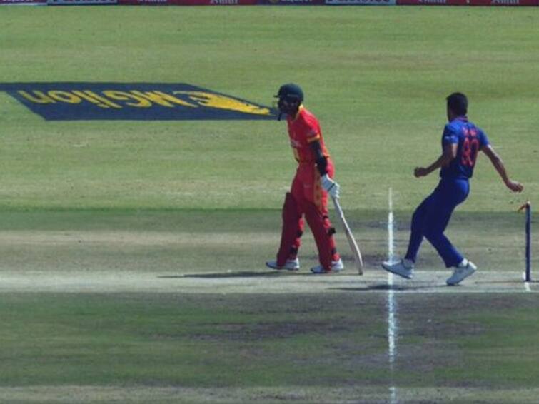 Deepak Chahar shoots unexpected Mankad warning to Zimbabwe opener, knocks over bails at non-striker’s end in 3rd ODI Deepak Chahar : दीपक चाहरचं पहिल्याच चेंडूवर 'दिलदार मंकडिंग'! नेमकं घडलं काय? वाचा सविस्तर