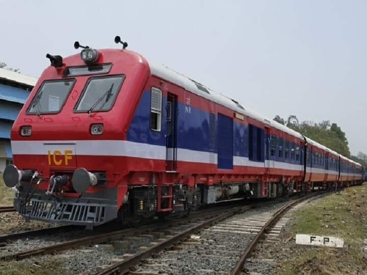 Indian Railways passenger train digital Display facility Kaam Ki Baat: मेट्रो जैसी एडवांस बनेंगी पैसेंजर ट्रेनें, डिजिटल डिस्प्ले से पता चलेगा कौन सा स्टेशन आया और कौन सा आने वाला है