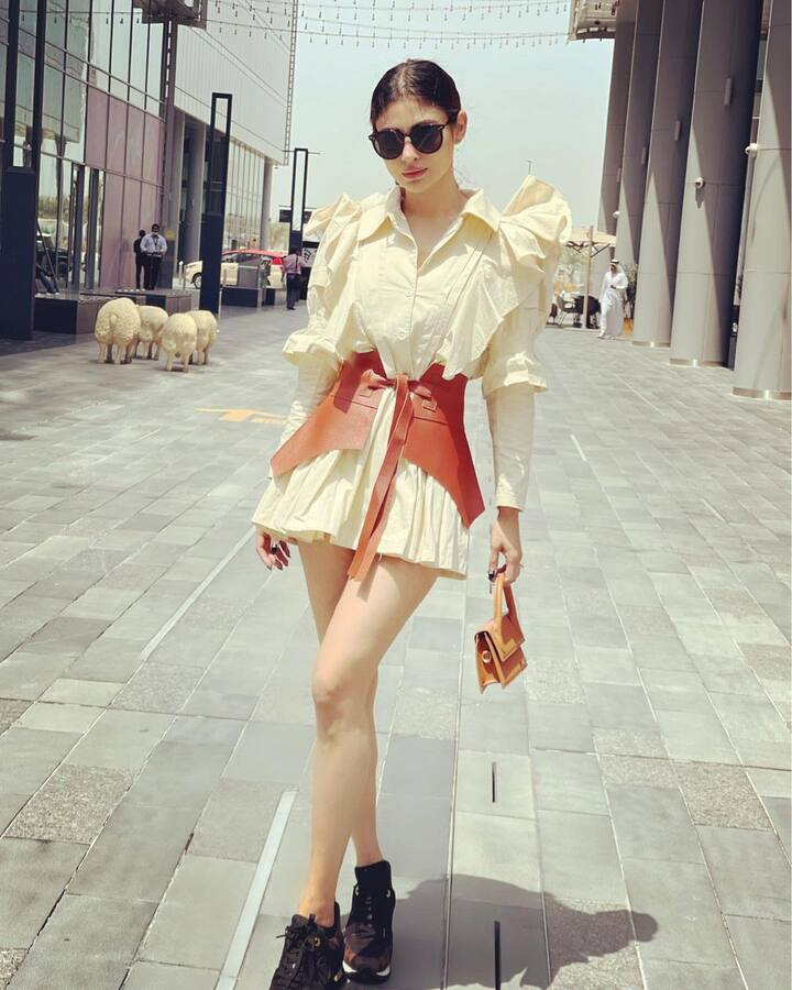 Mouni Roy Pictures: मौनी रॉय का नाम इंडस्ट्री की टैलेंटेड एक्ट्रेस में से एक हैं. मौनी राय (Mouni Roy) अपने ग्लैमरस और बेबाक अंदाज को लेकर लाइमलाइट में छाई रहती हैं.