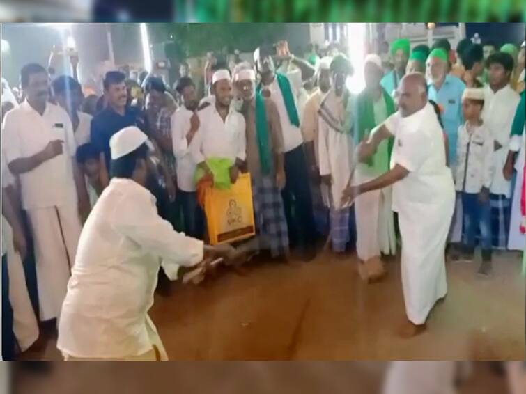 Minister Senji Mastan around the cymbal at the Chandanakudu festival - watch video TNN Watch video: சந்தனக்கூடு விழாவில் சிலம்பம் சுற்றிய அமைச்சர் செஞ்சி மஸ்தான் - வைரல் வீடியோ..!