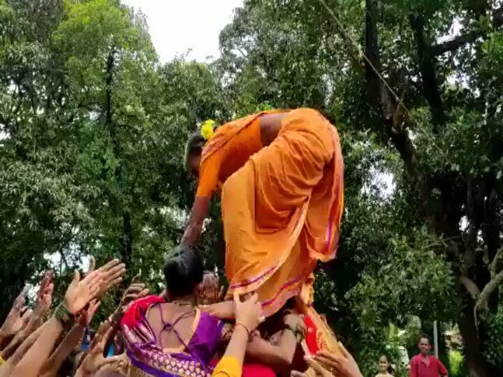 Viral Video : அந்தரத்தில் தொங்கிய பானை..! பெண்கள் மீது ஏறி அசால்டாக உறியடித்த பாட்டி..!