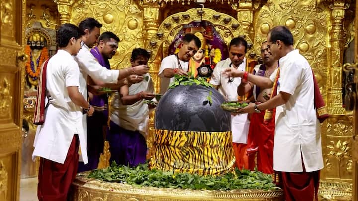 શ્રાવણ મહિનાના અંતિમ સોમવારે સોમનાથ મહાદેવને બિલ્વ પૂજા કરવામાં આવી. શ્રદ્ધાળુઓ આ શૃંગારના દર્શન કરીને ધન્યતા અનુભવતા હતા.