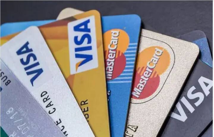 আপনার যদি একটি ট্রাভেল ক্রেডিট কার্ড থাকে, তাহলে আপনি রিওয়ার্ড পয়েন্টের পরিবর্তে এয়ার মাইল উপার্জন করতে পারেন যা ফ্লাইট টিকিট   বুক করার জন্য ব্যবহার করা যেতে পারে।