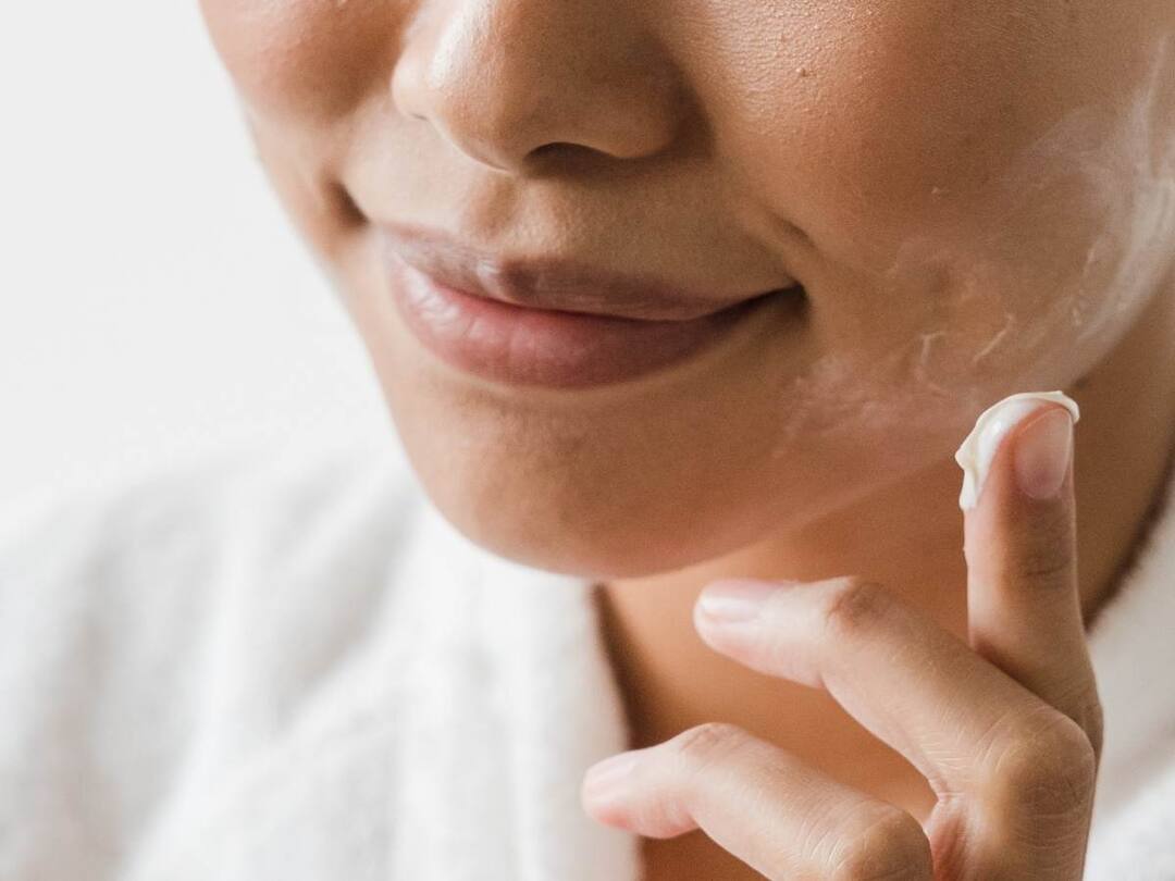 Oily Skin: జిడ్డు చర్మం ఉన్న వారు కూడా మాయిశ్చరైజర్ వాడడం అవసరమా? Do people with oily skin also need to use moisturizer? Oily Skin: జిడ్డు చర్మం ఉన్న వారు కూడా మాయిశ్చరైజర్ వాడడం అవసరమా?