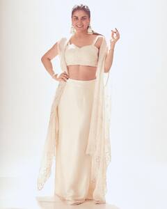 व्हाइट लहंगा, झुमके पहन स्टनिंग लुक में Shraddha Arya ने दिखाई दिलकश अदाएं, तस्वीरें देख घायल हुए फैंस