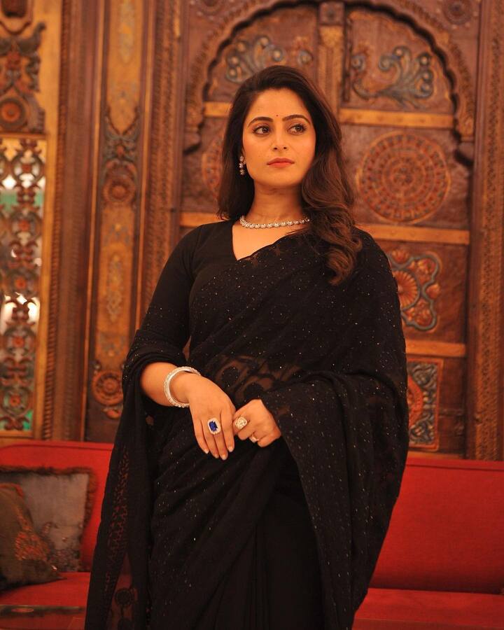 इन तस्वीरों में ऐश्वर्या किसी महलों की रानी से कम नहीं लग रही हैं. उन्होंने फोटो शेयर करते हुए भी खुद को क्वीन बताया.