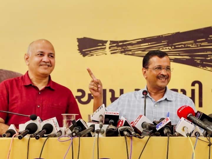 Arvind Kejriwal Gujarat Visit: सीएम केजरीवाल ने गुजरात के लोगों को फिर दी पांच नई 'गारंटी', मनीष सिसोदिया ने कही ये बात Gujarat Visit CM Arvind Kejriwal and Manish Sisodia gave five new guarantees to people Arvind Kejriwal Gujarat Visit: सीएम केजरीवाल ने गुजरात के लोगों को फिर दी पांच नई 'गारंटी', मनीष सिसोदिया ने कही ये बात