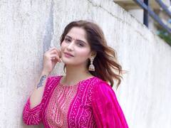 PHOTO: गुलाबी ड्रेसमध्ये आरती सिंहने शेअर केला किलर लुक; चाहते घायाळ!