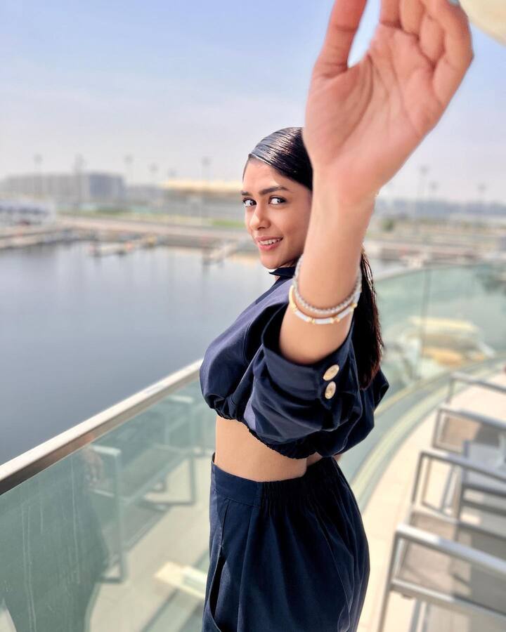 यादरम्यान मृणालने तिचे केस मोकळे ठेवले आहेत. या लूकमध्ये अभिनेत्रीने आपल्या साधेपणाने सर्वांना वेड लावले आहे. काही तासांतच त्याच्या फोटोंवर लाखो लाईक्स आले आहेत.(फोटो सौजन्य :mrunalthakur/इंस्टाग्राम)