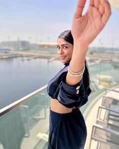 Mrunal Thakur Pics: ब्लैक आउटफिट पहने क्लासी लुक में नजर आईं मृणाल ठाकुर, Cool अंदाज़ में भी जीता दिल...