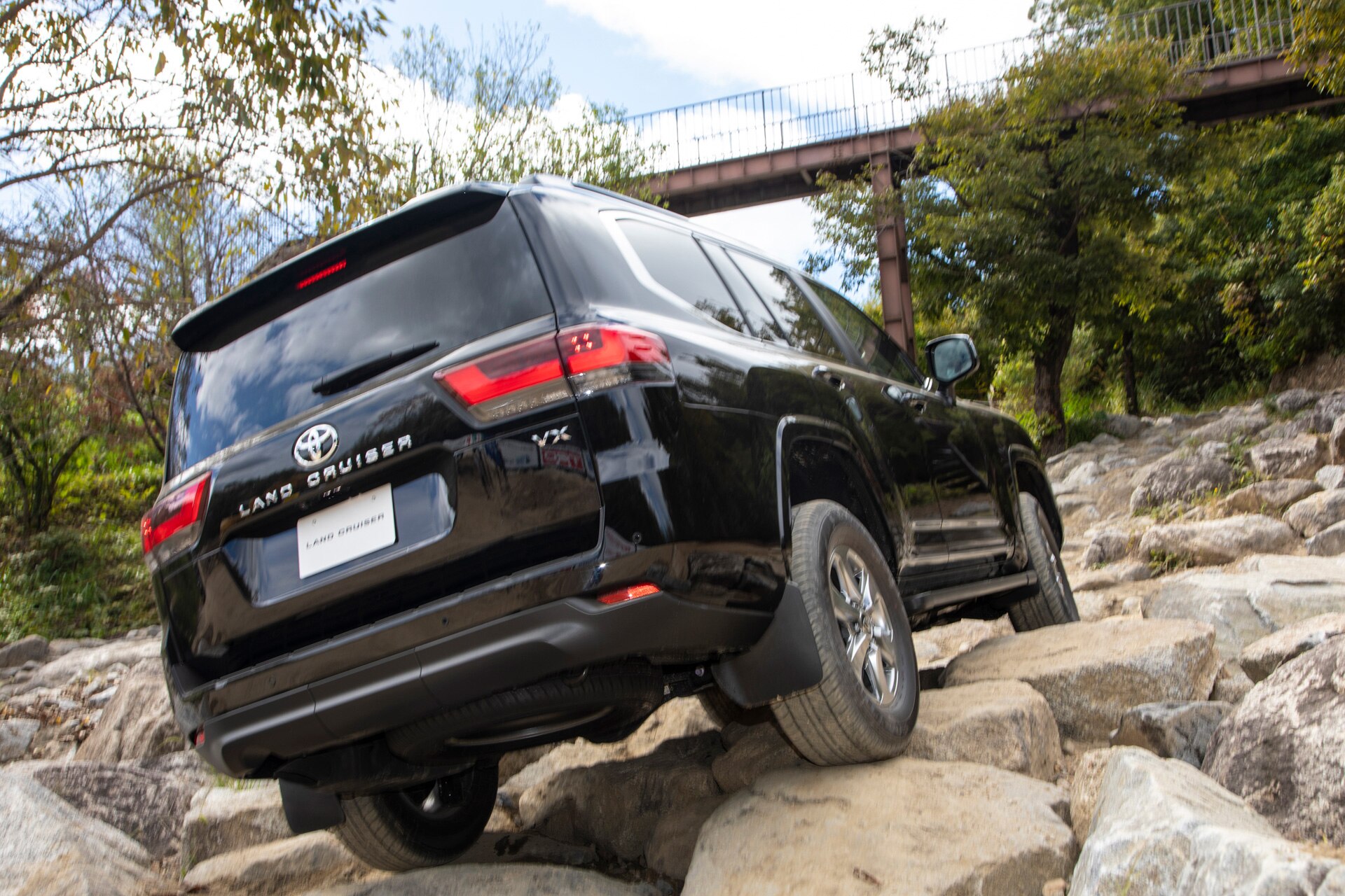 New Toyota Land Cruiser: টয়োটার এই গাড়ির ৩ বছরের 'ওয়েটিং লিস্ট', কী আছে নতুন ল্যান্ড ক্রজারে ?