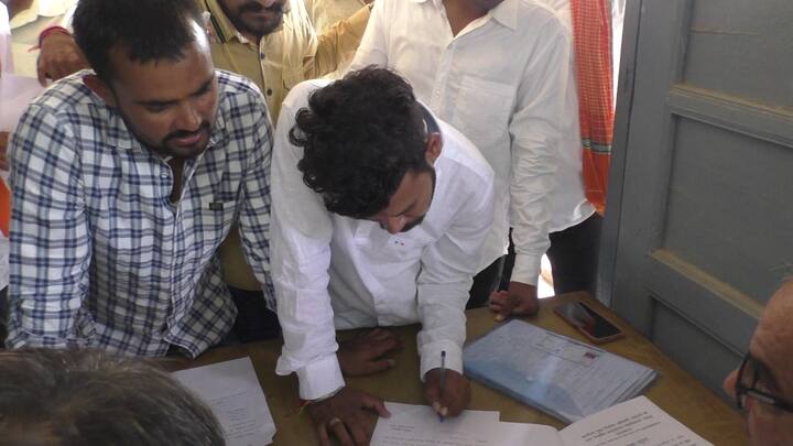 एनएसयूआई ने महारानी श्री जया कॉलेज से अध्यक्ष पद के लिए कौशल फौजदार, उपाध्यक्ष पद के लिए कर्मवीर फौजदार, महासचिव पद के लिए मुकेश गुर्जर और संयुक्त सचिव के लिए कपिल को उम्मीदवार बनाया गया है.