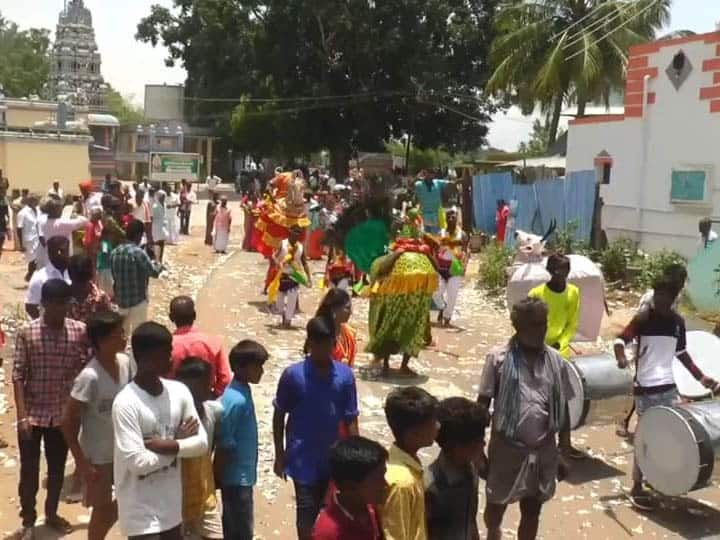 Dindigul: Mother-in-laws for Kathani festival, Tamil Nadu's traditional arts are carried in bullock carts. திண்டுக்கல் : காதணி விழாவிற்கு தாய் மாமன்கள், தமிழக பாரம்பரிய கலைகள் புடை சூழ மாட்டு வண்டியில் சீதனம்