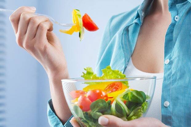 ਆਯੁਰਵੇਦ ਵਿੱਚ ਖਾਲੀ ਪੇਟ ਫਲਾਂ ਦਾ ਸੇਵਨ ਕਰਨ ਦੀ ਮਨਾਹੀ ਹੈ। ਇਸ ਲਈ ਦਿਨ ਦੀ ਸ਼ੁਰੂਆਤ 'ਚ ਕਦੇ ਵੀ ਫਲਾਂ ਦਾ ਸੇਵਨ ਨਾ ਕਰੋ।