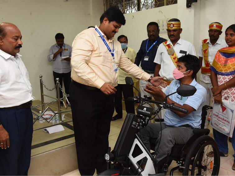 people grievance day meeting in karur collector office கருர் மக்கள் குறைதீர்க்கும் நாள் கூட்டத்தில்  மாற்றுத்திறனாளிகளுக்கு பிரத்யேக இருக்கைகள்