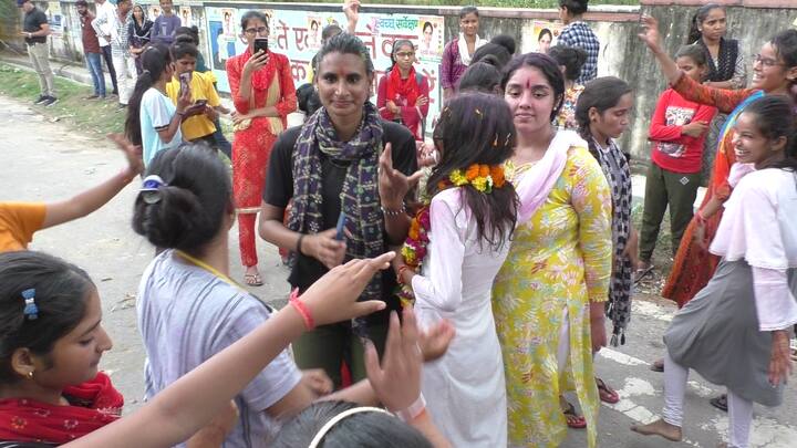 भरतपुर संभाग के सबसे बड़े आरडी गर्ल्स कॉलेज में छात्राओं ने डीजे पर डांस करते नामांकन करने पहुंची. आरडी गर्ल्स कॉलेज से ABVP से खुशी सोलंकी ने टिकट मांगी थी लेकिन जब टिकट नहीं मिला तो निर्दलीय मैदान में उतर गईं. ABVP से आशना फौजदार अध्यक्ष पद के लिए नामांकन भरा है. उपाध्यक्ष पद के संस्कृति, हंसिका संयुक्त सचिव पद के लिए मैदान में उतरी हैं. आरडी गर्ल्स कॉलेज से एनएसयूआई का कोई भी दावेदार मैदान में नहीं है.