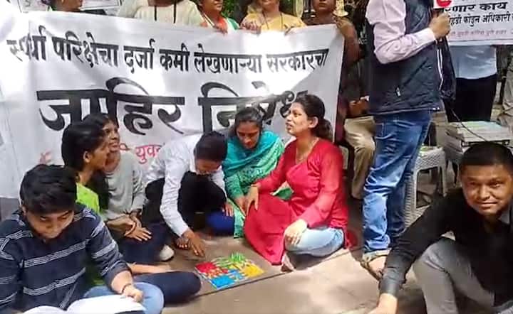 विद्यार्थीनींनी लुडोचा डाव मांडला आणि विरोध दर्शवला