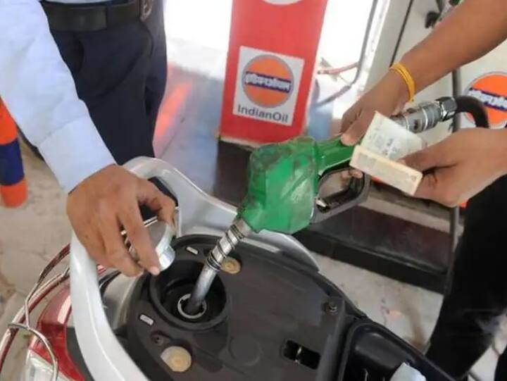 फ्यूल सरचार्ज छूट: आजकल लगभग सभी तरह के क्रेडिट कार्डों पर इस छूट का लाभ उठाया जा सकता है. जब भी आप अपने वाहन में फ्यूल भरवाते हैं, तो आपको छूट मिलती है बशर्ते आप एक निश्चित राशि खर्च करें.