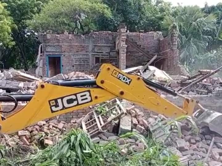 Mau Baba's bulldozer on shooter of Mukhtar Ansari, Baba's bulldozer up Anuj Kannojia ann Mau News: मुख्तार अंसारी के करीबी के आलीशान मकान पर चला बुलडोजर, अवैध रूप से जमीन पर कर रखा था कब्जा