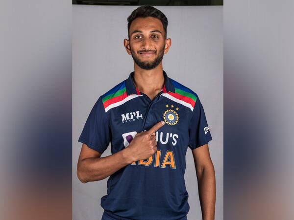 দ্বিতীয় পেসার হিসেবে দায়িত্ব সামলাবেন প্রসিদ্ধ কৃষ্ণ। প্রথম ম্যাচে ৮ ওভারে ৫০ রান দিয়ে ৩ উইকেট তুলে নিয়েছিলেন কৃষ্ণ।