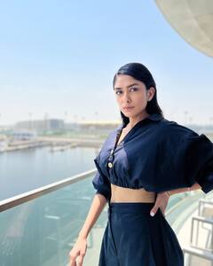 Mrunal Thakur Pics: ब्लैक आउटफिट पहने क्लासी लुक में नजर आईं मृणाल ठाकुर, Cool अंदाज़ में भी जीता दिल...