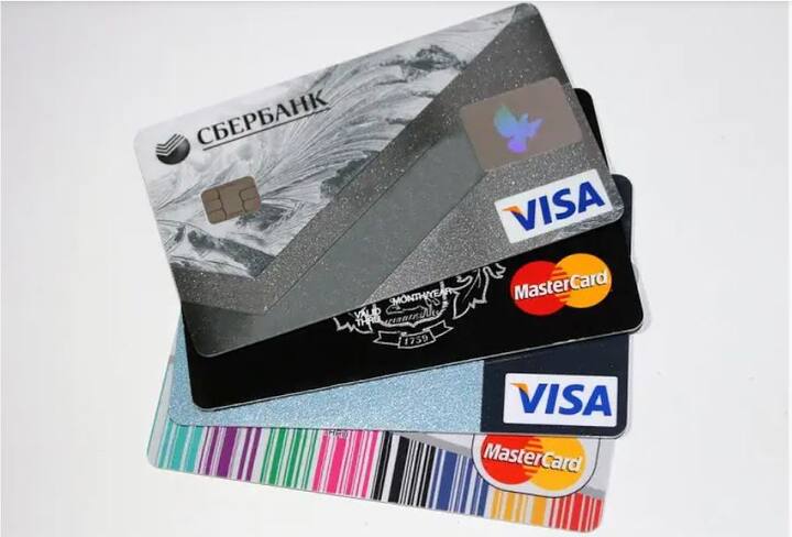 বিমা: ক্রেডিট কার্ড দুর্ঘটনার ক্ষেত্রে বিমা ও একটি নির্দিষ্ট কভার অফার করে। এটি বিমান দুর্ঘটনা কভারেজ, কার্ড হারানোর কভার বা বিদেশি   হাসপাতালে ভর্তির কভার হতে পারে।