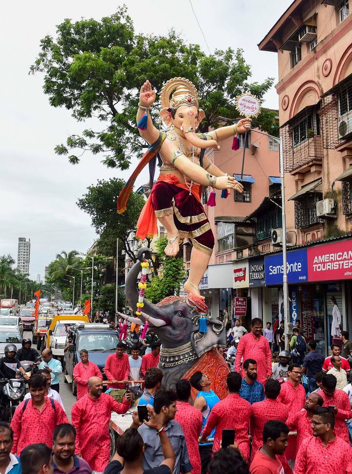 देश में हर साल भाद्र मास की शुक्ल पक्ष की चतुर्थी तिथि को गणेश चतुर्थी (Ganesh Chaturthi) का उत्सव मनाया जाता है. महाराष्ट्र (Maharashtra) में ये त्योहार बहुत ही धूमधाम से मनाया जाता है. यहां पर सभी गणपति बप्पा को घर लाकर दस दिनों तक उनकी पूजा-अर्चना करते हैं और फिर नम आंखों से उन्हें विदा करते हैं. ऐसे में गणपति बप्पा के महापर्व को लेकर अभी से तैयारियां शुरू हो गई है.