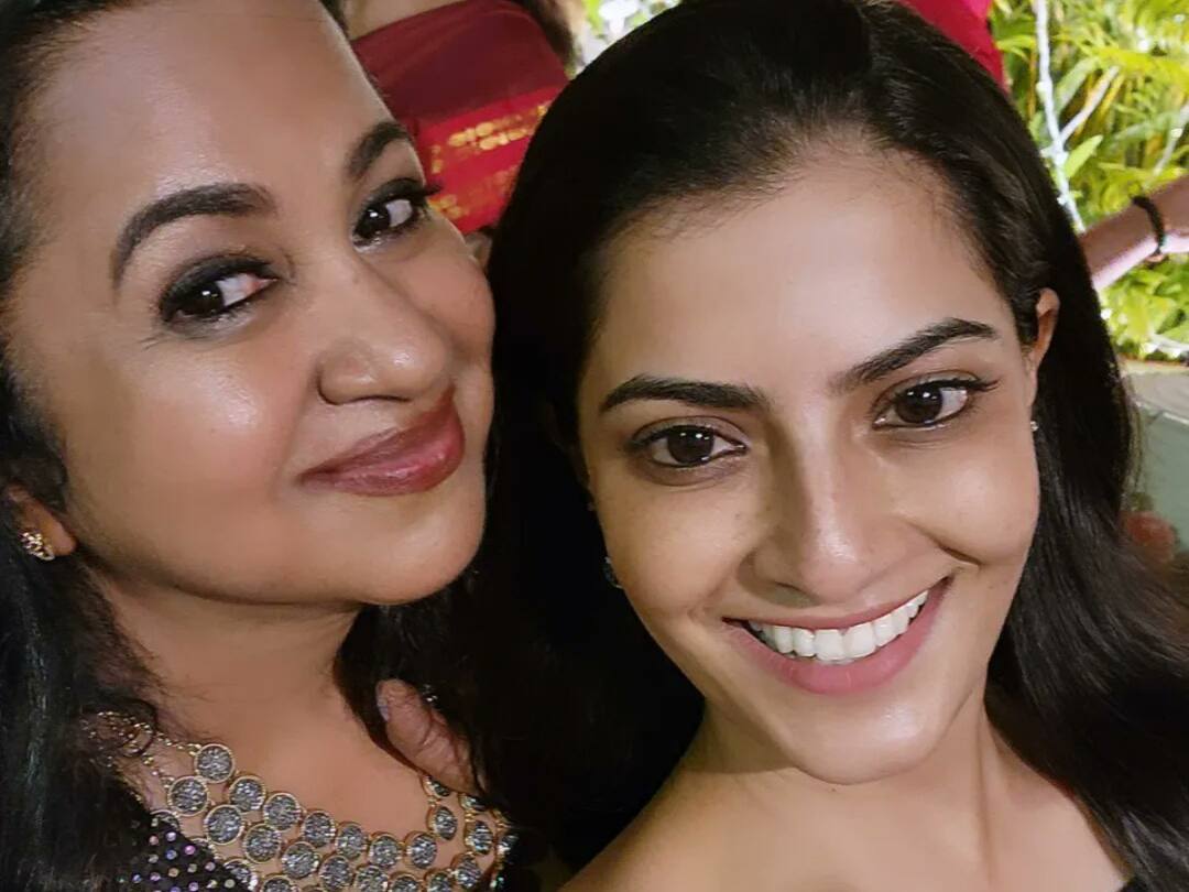 ఆంటీ ఏంటీ? అమ్మ అనాలి - రాధికను అలా విష్ చేసినందుకు వరలక్ష్మి శరత్ కుమార్కు క్లాస్! Netizens fire on Varalaxmi Sarathkumar ఆంటీ ఏంటీ? అమ్మ అనాలి - రాధికను అలా విష్ చేసినందుకు వరలక్ష్మి శరత్ కుమార్కు క్లాస్!