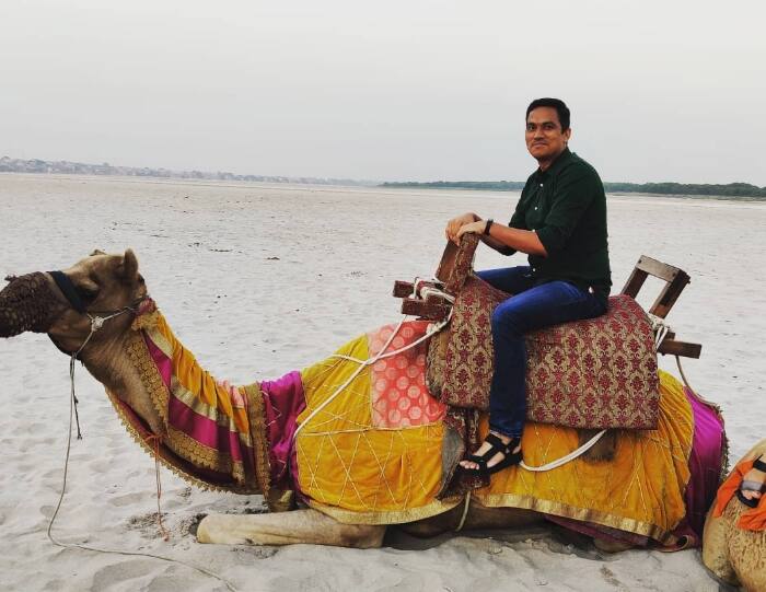 ​आईएएस प्रेम प्रकाश मीणा राजस्थान के अलवर जिले के रहने वाले हैं. उन्होंने जयपुर से केमिकल इंजीनियरिंग में स्नातक की पढ़ाई की है. फिर उन्होंने IIT मुंबई से MTech किया और कई साल तक इंटरनेशनल ऑयल और गैस कंपनियों में किया. लेकिन 2015 में वह लौटकर देश आ गए और प्रेम का आईएएस बनने का सफर शुरू हो गया. (Photo: Social Media)