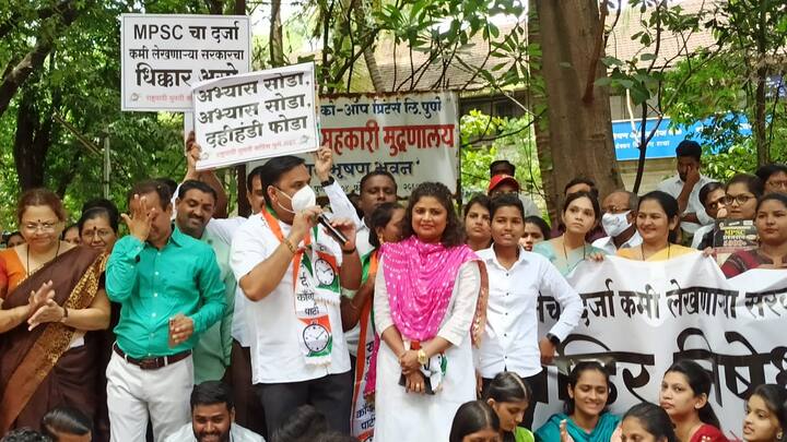 स्पर्धा परिक्षेच्या विद्यार्थ्यांच्या कष्टाला कमी लेखण्यारं सरकार आम्हाला नको, असं मत देखील त्यांनी व्यक्त केलं.