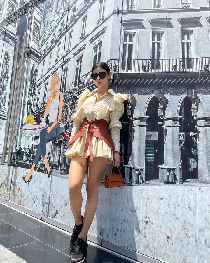 मौनी रॉय इन दिनों पति सूरज के साथ वेकेशन पर दुबई में मौजूद हैं, जहां से एक्ट्रेस नई-नई तस्वीरें शेयर कर रही हैं.