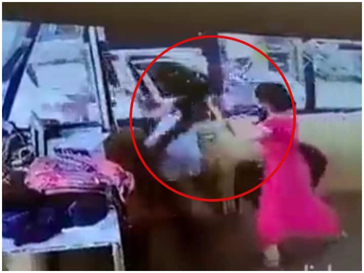 Toll plaza female employee was slapped by motor driver woman hits him back in Rajgarh Madhya Pradesh viral video on social media Toll Plaza वाली महिला कर्मचारी पर आदमी ने उठाया हाथ, तो महिला ने तुरंत ले लिया बदला, वीडियो में देखिए कैसे