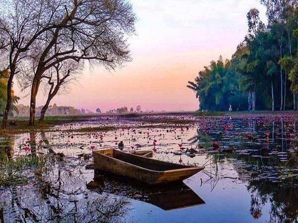प्रकृति से प्यार करने वाले लोगों के लिए भी ये जगह काफी खास है. यहां सूर्यास्त के वक्त अद्भुत नजारा होता है. जो दुनिया में शायद ही किसी जगह आपको देखने को मिले.