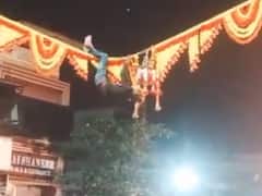 शराब के नशे में धुत युवक ने चढ़कर फोड़ डाली दही-हांडी, रस्सी से खिसकता हुआ ऐसे किया कारनामा, देखें वीडियो