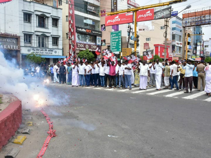 கரூரில் பன்னீர்செல்வம் அணி உற்சாகம் - பழனிசாமி அணி கலக்கம்..!