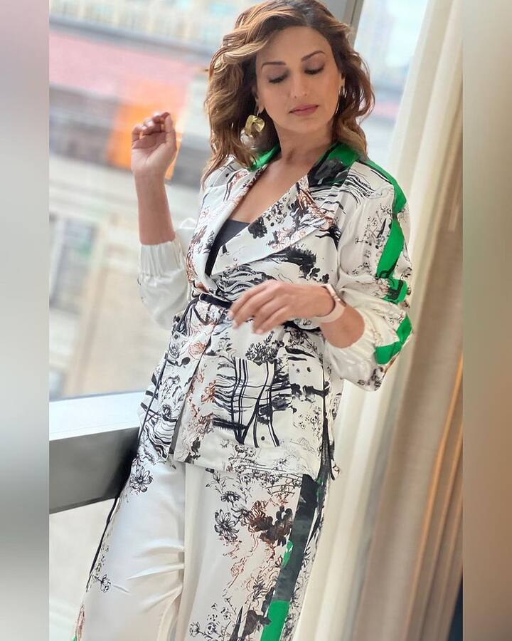 Sonali Bendre Photo: બોલિવૂડની સુંદર અભિનેત્રી સોનાલી બેન્દ્રે ઘણા સમયથી કોઈ ફિલ્મમાં જોવા મળી નથી, પરંતુ તેમ છતાં તે હંમેશા કોઈને કોઈ કારણસર ચર્ચામાં રહે છે.