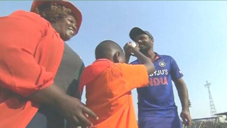 ind vs zim: Sanju Samson wins fans' hearts as he meets kid fighting cancer after IND vs ZIM 2nd ODI, check here IND vs ZIM: ক্যান্সার আক্রান্ত খুদের সঙ্গে দেখা, ম্যাচের পর হৃদয়ও জিতলেন স্যামসন