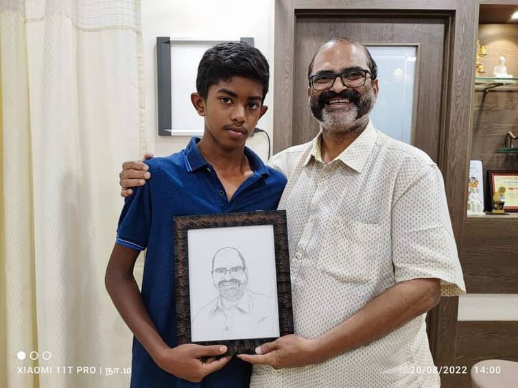 A student gifted a painting to a doctor who provided treatment and a book in Coimbatore சிகிச்சையுடன் புத்தகம் அளித்த மருத்துவர் ; கோட்டோவியம் பரிசளித்த மாணவர் - ஒரு நெகிழ்ச்சி சம்பவம்..!