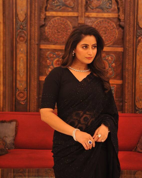 ब्लैक साड़ी गले में मोतियों की माला पहन Aishwarya Sharma लगीं एकदम क्वीन, एक्ट्रेस के इस अंदाज पर दिल हार बैठे फैंस