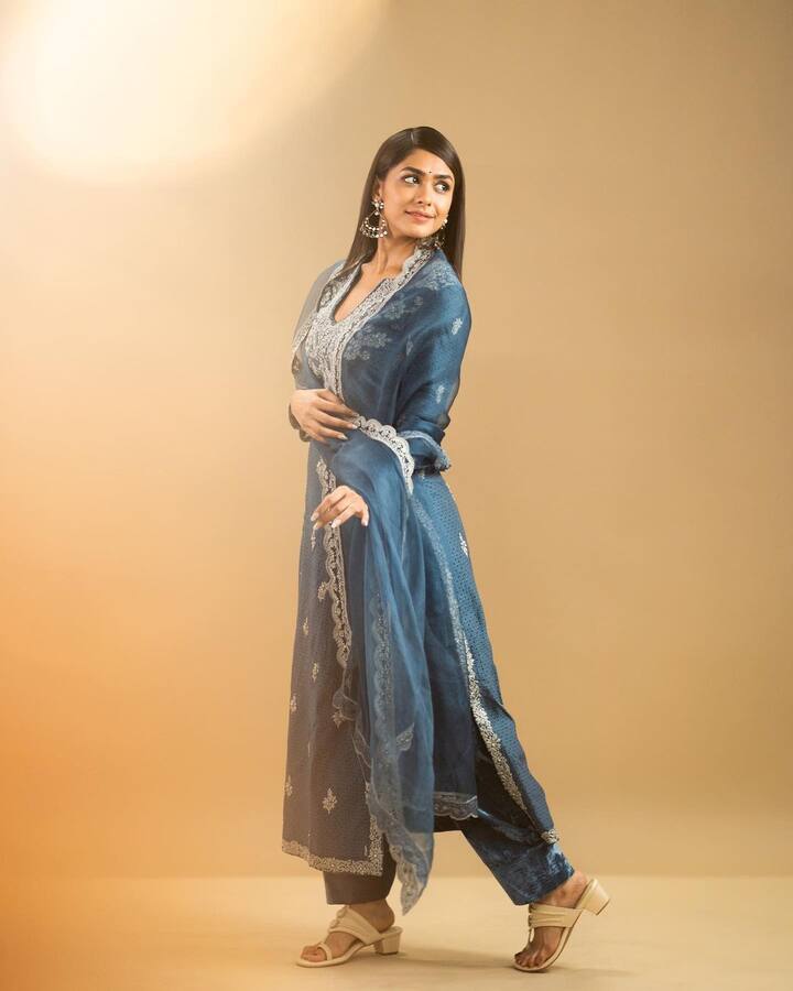अभिनेत्री मृणाल ठाकूरने केवळ इंडस्ट्रीतच नाही तर प्रेक्षकांच्या हृदयातही स्वतःसाठी एक खास स्थान निर्माण केले आहे.(फोटो सौजन्य :mrunalthakur/इंस्टाग्राम)