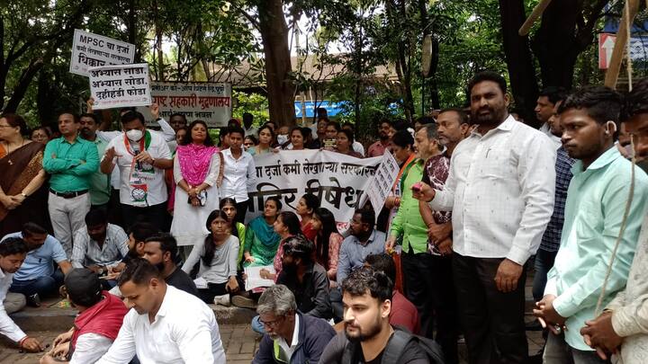 आम्ही आयुष्यभर अभ्यासच करायचा का? असा सवाल स्पर्धा परिक्षेच्या विद्यार्थ्यांनी व्यक्त केला.