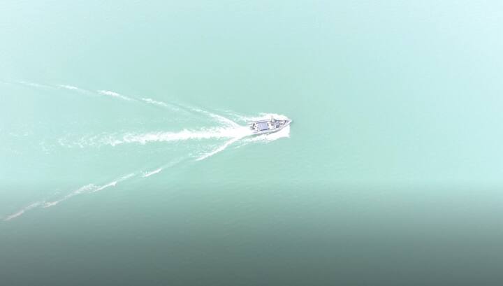 सर्व्हीलंस कॅमेरा आणि शस्त्रासह सुसज्ज असणारी ही मानव विरहित बोट समुद्रात सोडली की तिच्यावर रिमोट, कॉम्प्युटर आणि सॅटेलाईटद्वारे नियंत्रण मिळवता येतं.