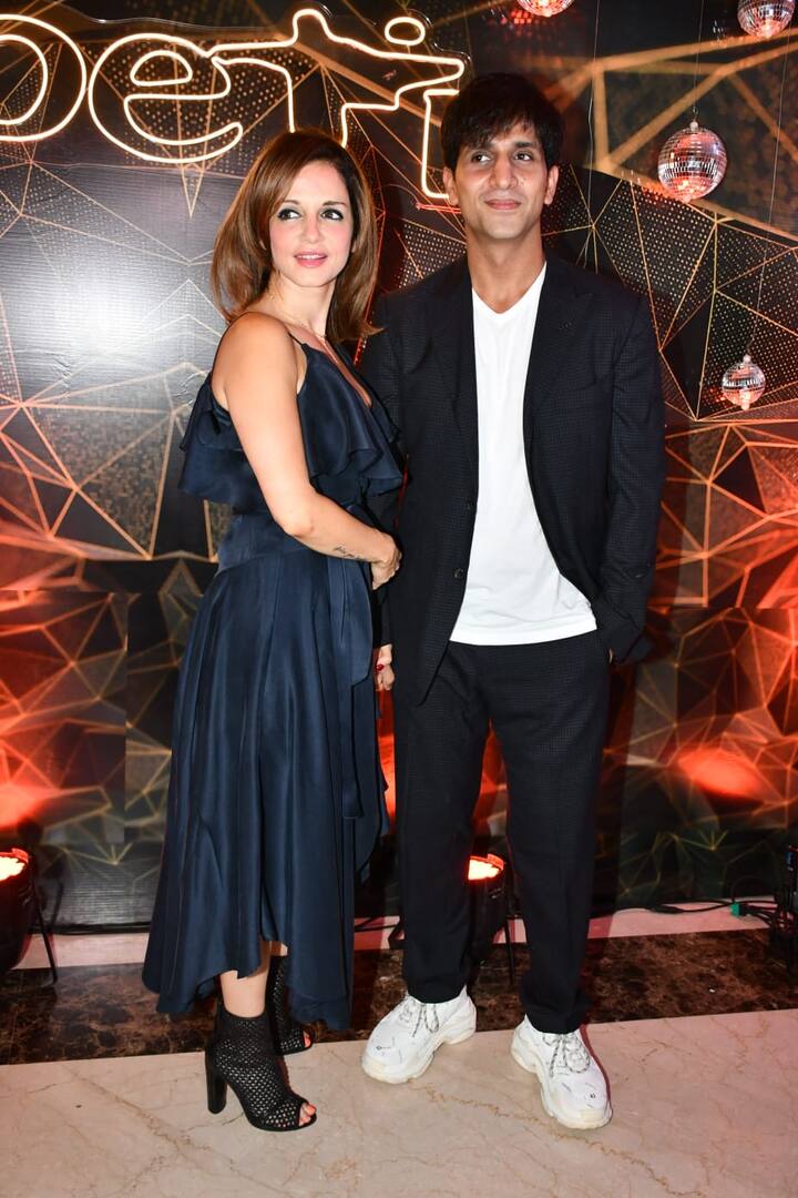 दोनों ने ही इस शो के लिए ब्लैक लुक को चुना और दोनों साथ में काफी खूबसूरत लग रहे थे. हालांकि अर्सलान ने अपने ब्लैक लुक के साथ व्हाइट शूज और टीशर्ट को पेयर किया था.