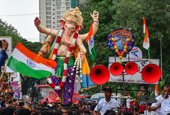 इसके लिए बप्पा के भक्तों में काफी उत्साह देखा जा रहा है. मुंबई में श्री गणेश को घर लाने के लिए तैयारियां भी शुरू हो चुकी हैं.