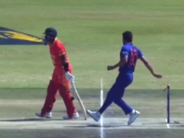 Deepak Chahar shoots unexpected Mankad warning to Zimbabwe opener, knocks over bails at non-strikers end in 3rd ODI- Watch Viral Video Viral Video: முதல் பந்திலேயே ஜிம்பாவே வீரருக்கு மன்கட் எச்சரிக்கை கொடுத்த தீபக் சாஹர்.. வைரல் வீடியோ...