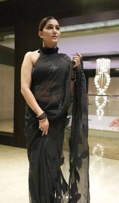 Sapna Choudhary: ਸਪਨਾ ਚੌਧਰੀ ਨੇ ਬਲੈਕ ਸਾੜੀ 'ਚ ਦਿਖਾਇਆ ਆਪਣਾ ਦੇਸੀ ਅੰਦਾਜ਼, ਤਸਵੀਰਾਂ ਦੇਖ ਕੇ ਫਿਦਾ ਹੋ ਗਏ ਫੈਨਜ਼