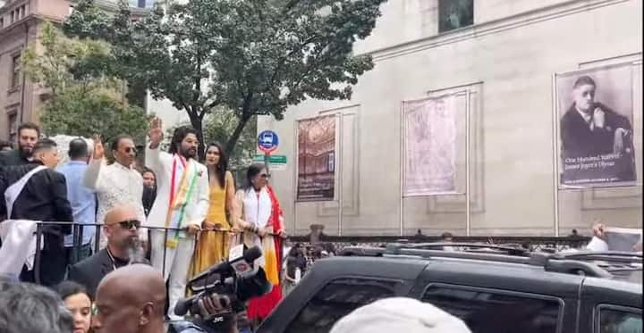 ప్రవాస భారతీయులతో కలిసి మెగా పరేడ్ లో పాల్గొన్న అల్లు అర్జున్, స్నేహ రెడ్డి దంపతులు.