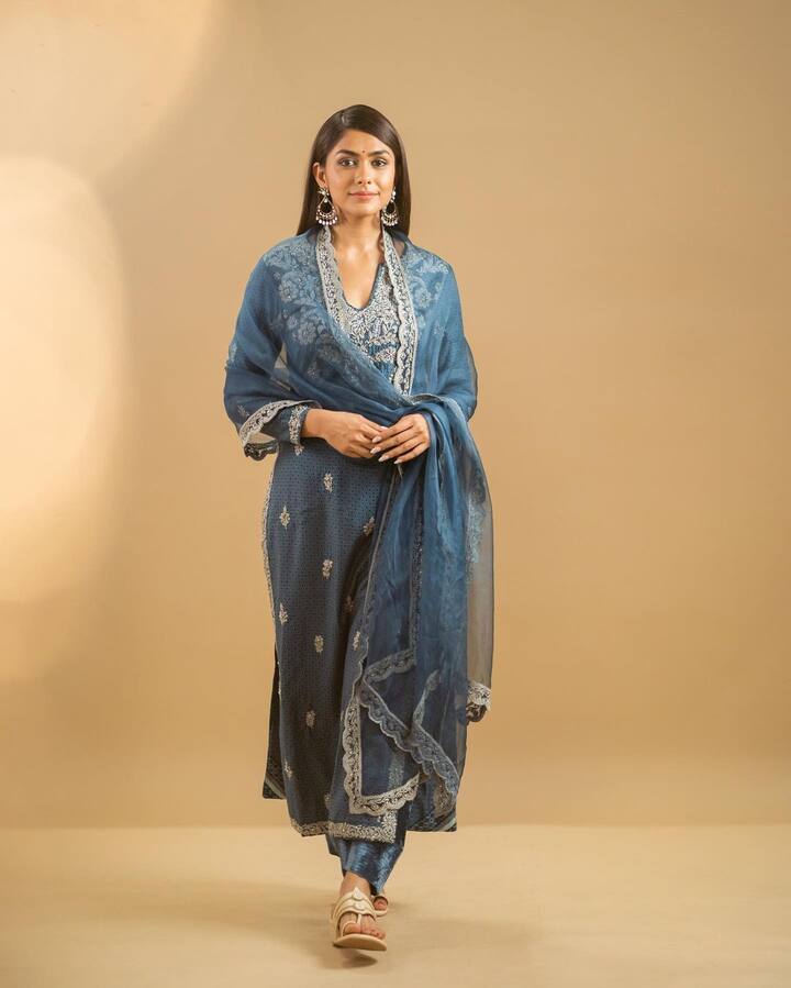 पडद्यावर ती कोणत्याही भूमिकेत आली तरी ती स्वतःला तिच्या पात्रात पूर्णपणे सामावून घेते. (फोटो सौजन्य :mrunalthakur/इंस्टाग्राम)